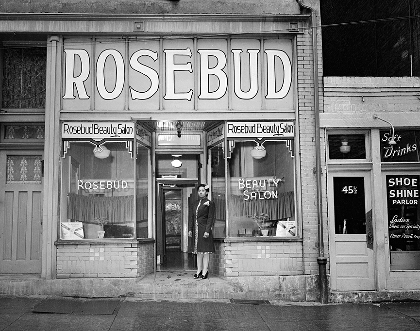 Olive Johnson en la puerta del salón de belleza Rosebud situado en la calle Logan nº 45 de Hill District, en 1945. Charles Harris