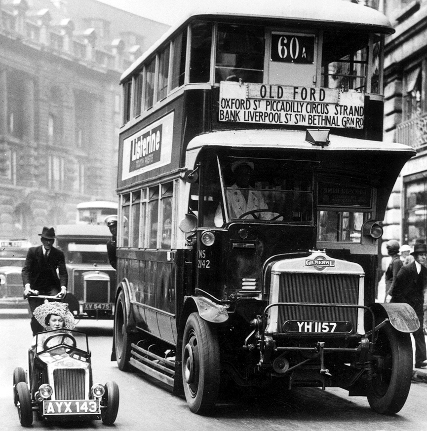 Autobus y midget car. Londres, 1928. Getty Images