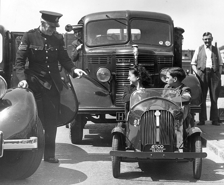 Aprendiendo a conducir. Inglaterra, 1948.. Getty Images