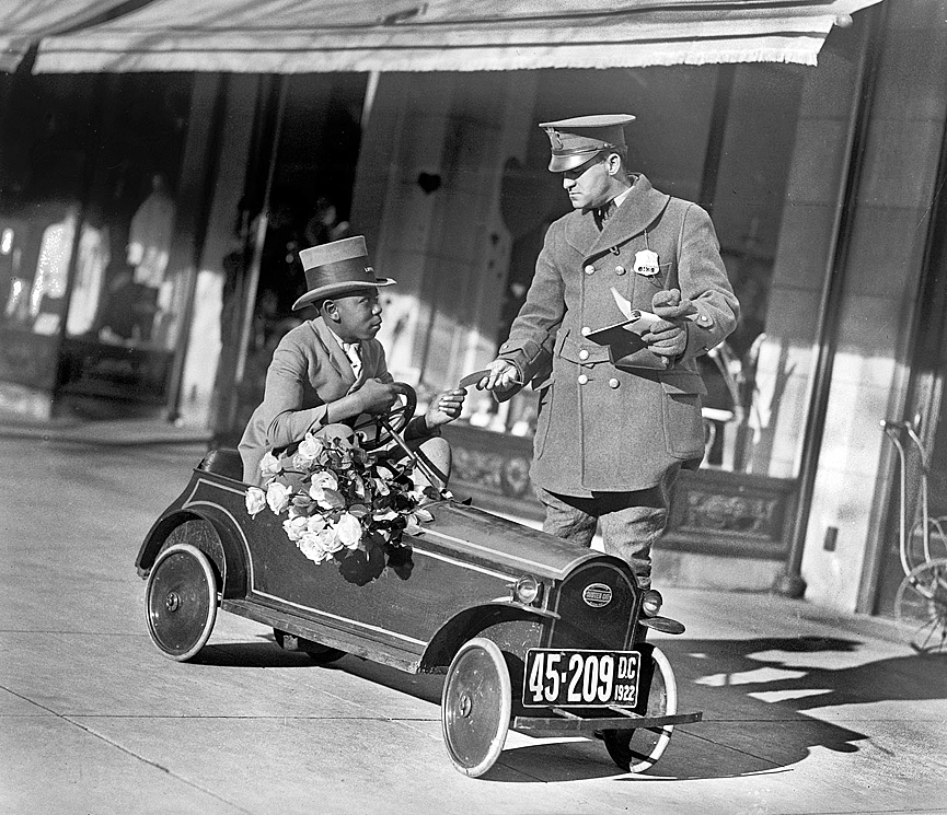 Louise and flower shop auto. Washington, 1922. Biblioteca del Congreso