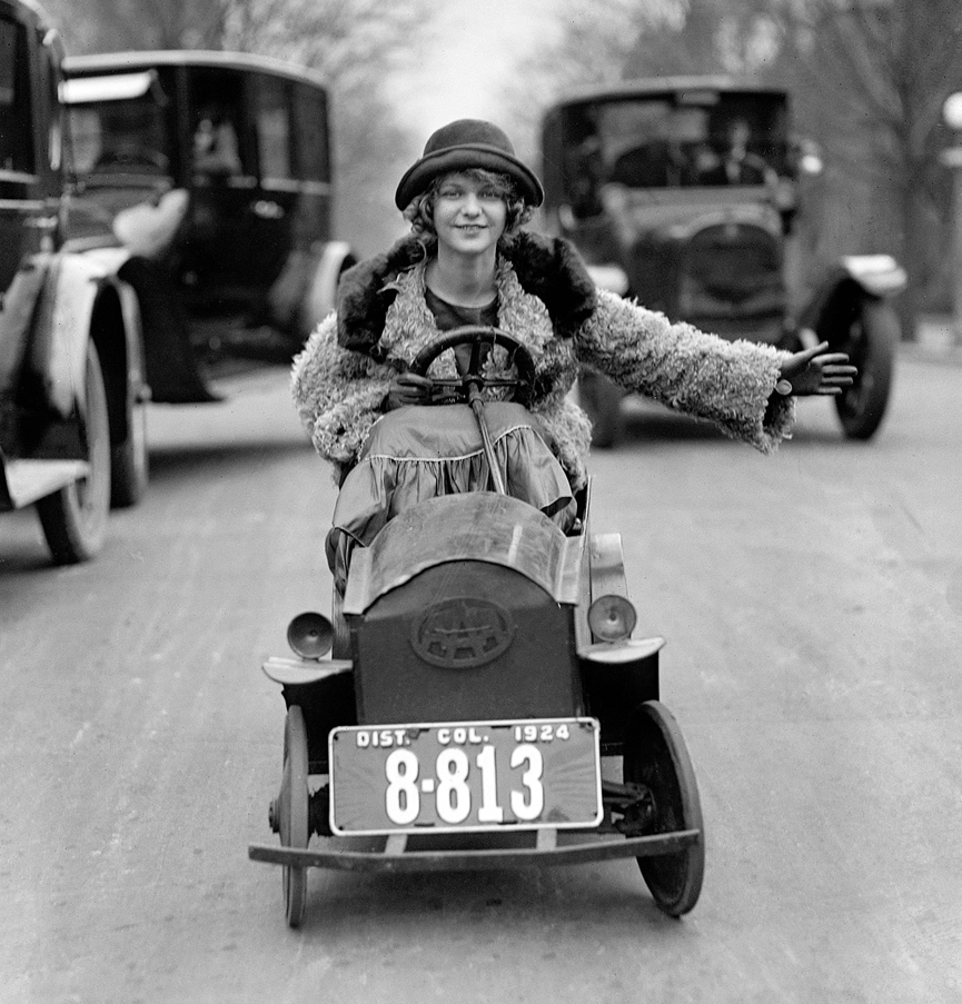 Maria Bay en un Custer car. Washington, 1924. Biblioteca del Congreso