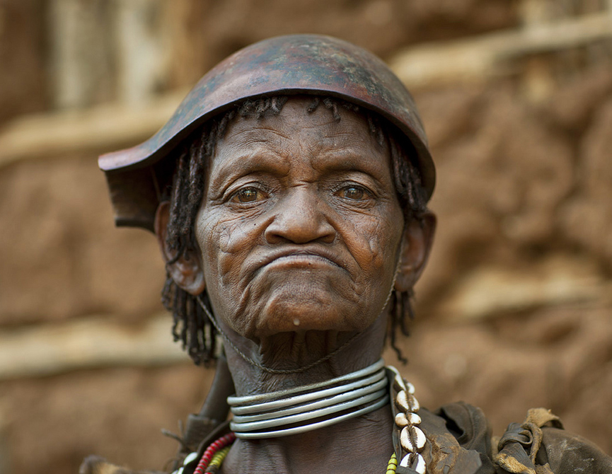 Mujer Bana con su calabaza en la cabeza. Eric Lafforgue
