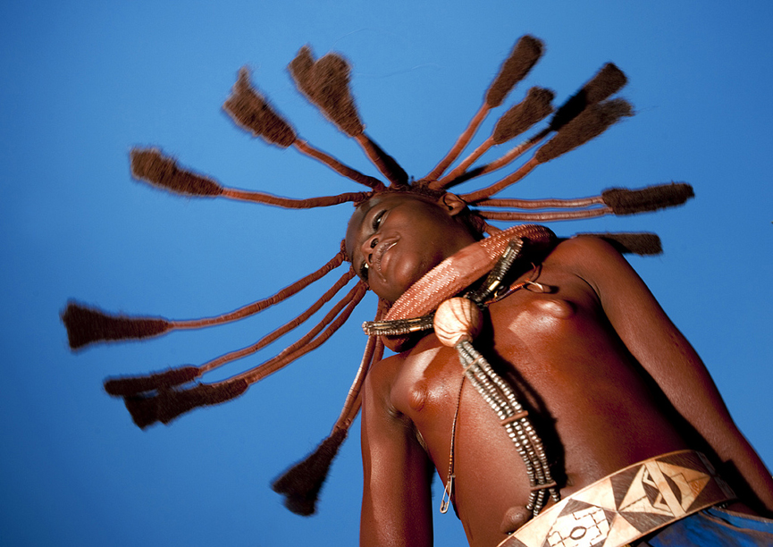Joven Himba danzando, Angola. Eric Lafforgue