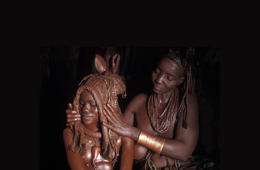 Madre Himba acicalando a su hija para la boda. Carol Beckwith