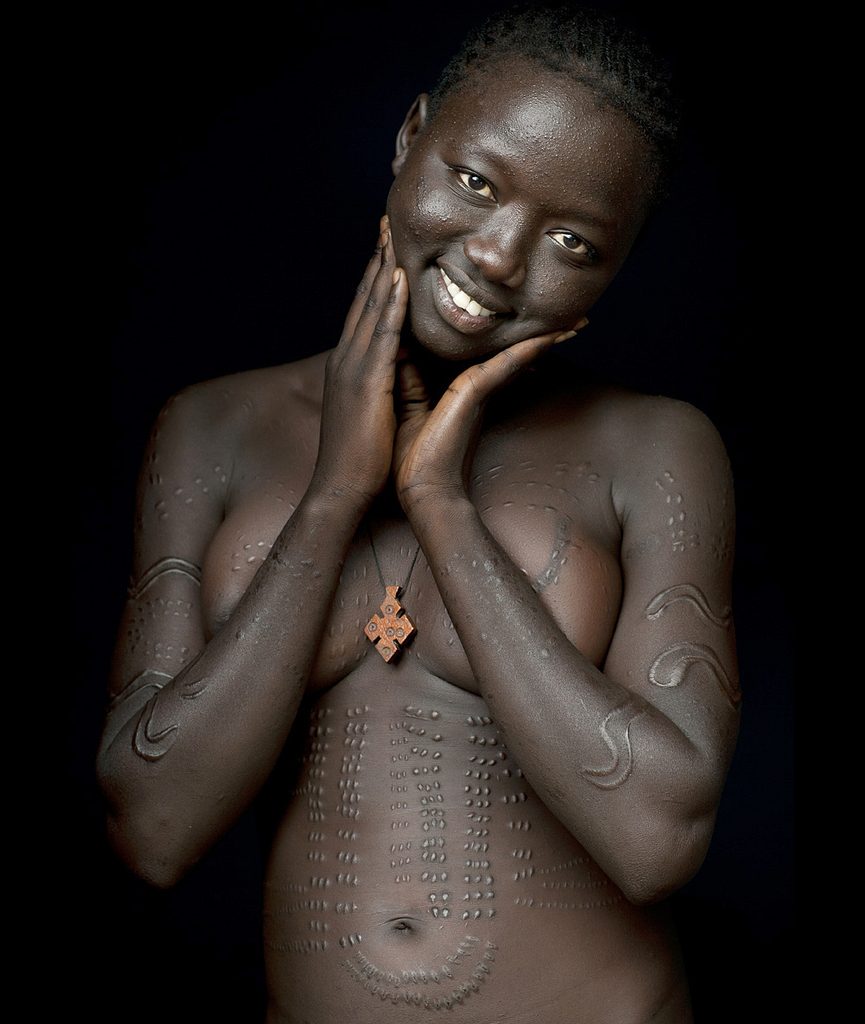 Ana, una joven del poblado Hana. Eric Lafforgue