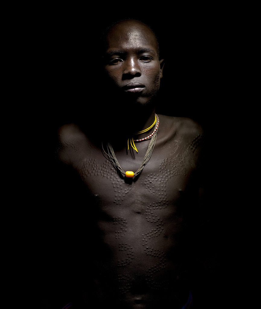 Guerrero Surma con escarificaciones, Etiopía. Eric Lafforgue