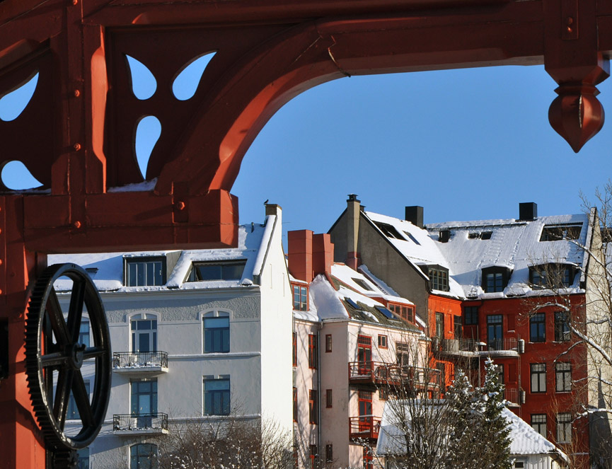 Bajo el viejo puente de madera en Trondheim. Martin Ystenes