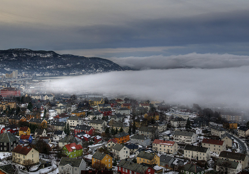 Mañana de niebla en Trondheim. Arve Johnsen