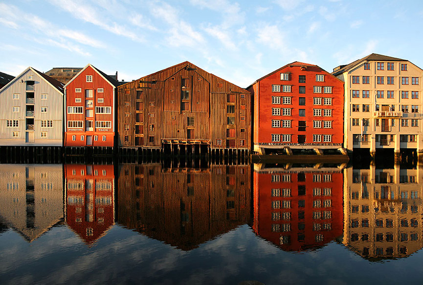 Antiguas casas y almacenes al borde de la orilla. Helena Normark