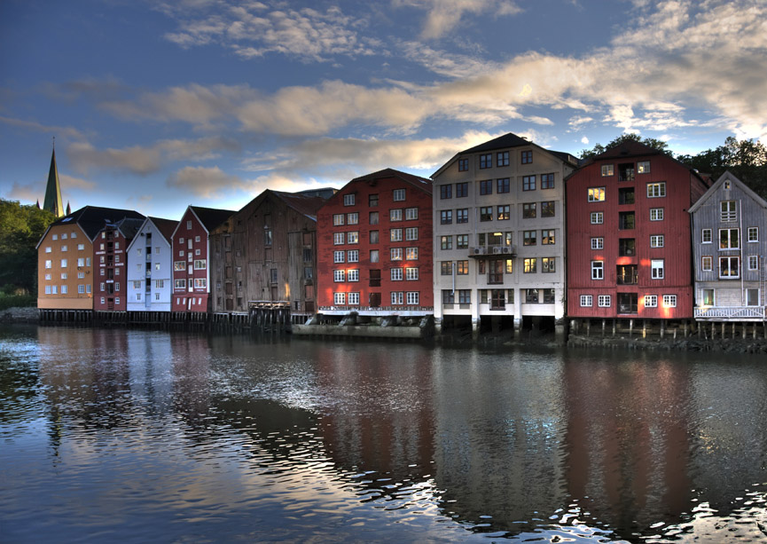 El rio Nidelva fluye a través de Trondheim con viejas casas que la flanquean por ambos lados. Sergio Morchon