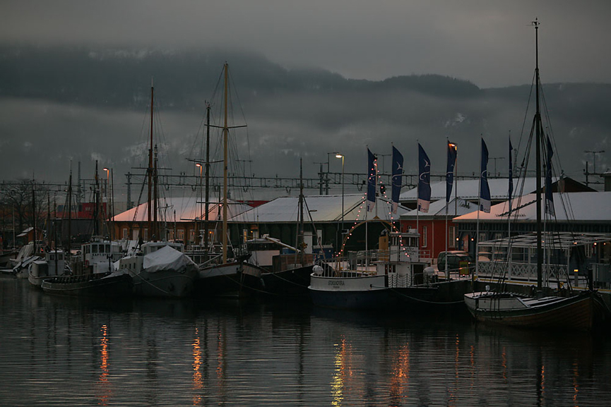 La niebla se eleva en el invierno de Trondheim. Helena Normark