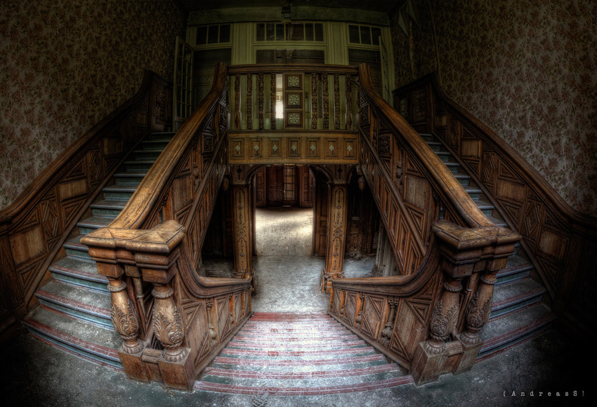 Las imponentes escaleras del Hospital P con sus preciosos revestimientos de madera. AndreasS