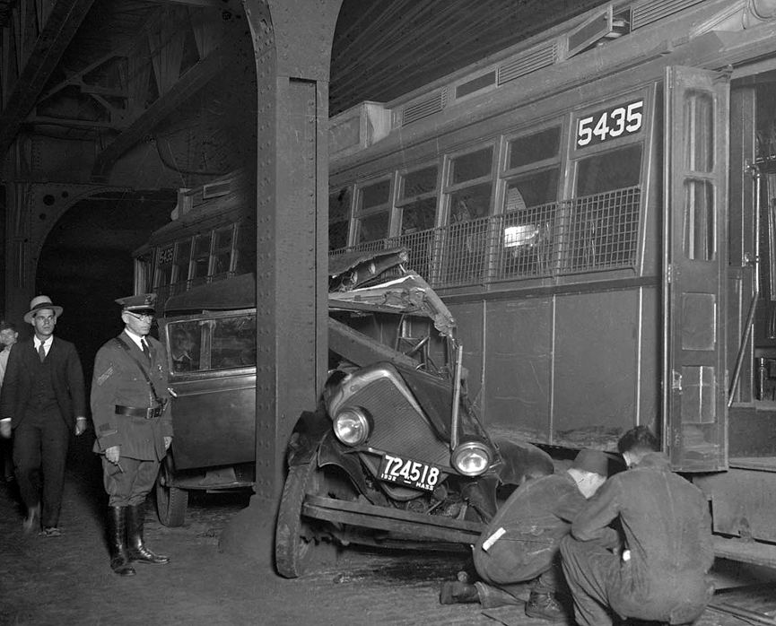 Un coche aplastado por un tranvía, 1932. Boston Public Library