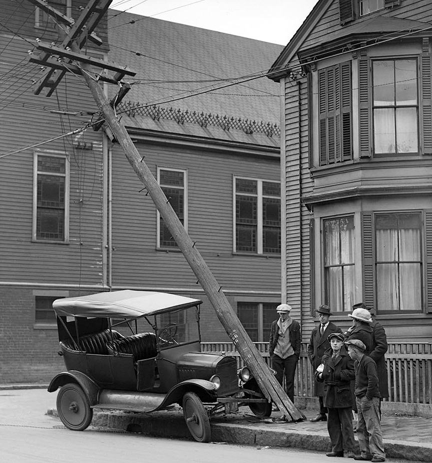 Accidente de automovil en Cambridge, 1925. Boston Public Library