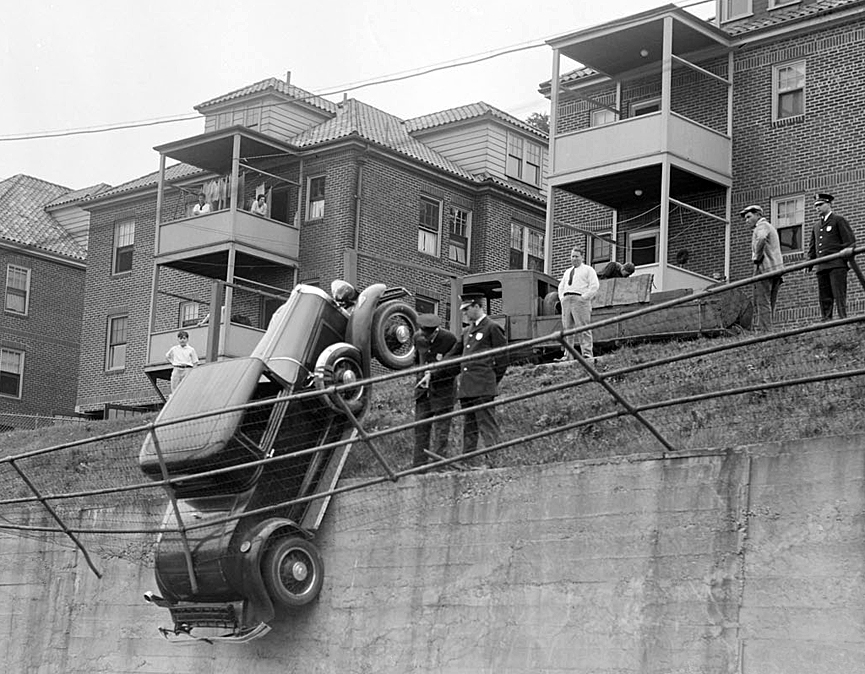La cerca para la caída del automóvil por el terraplén en Brookline, 1931. Boston Public Library