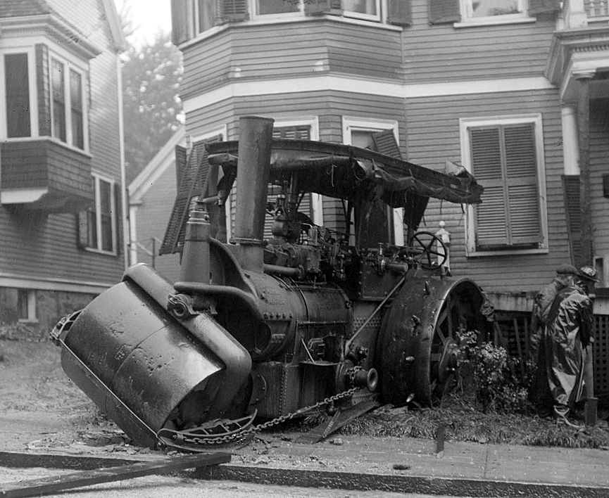 Una apisonadora se estrella contra una casa de Dorchester, 1926. Boston Public Library