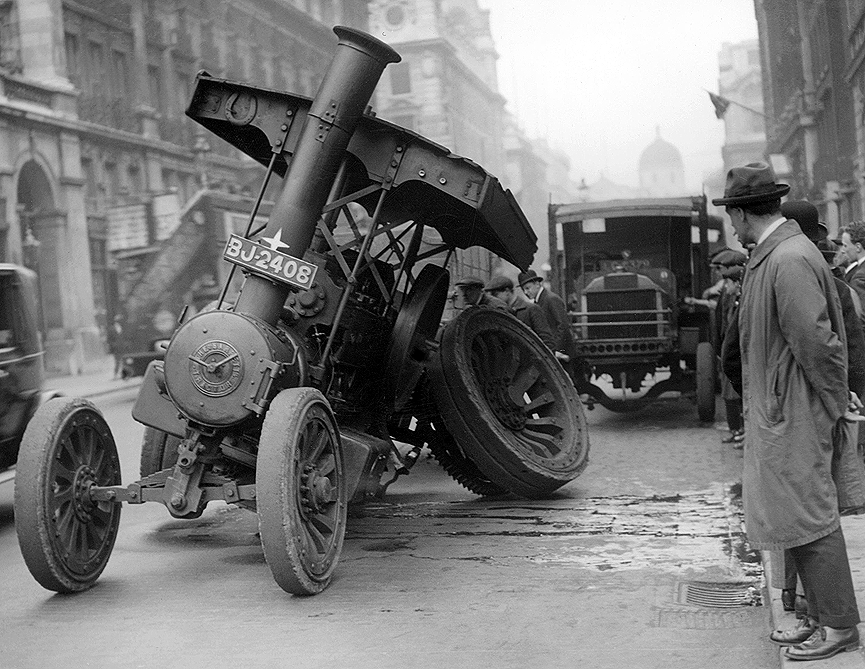 Un vehículo de tracción a vapor accidentado. Londres, 1923. Getty Images