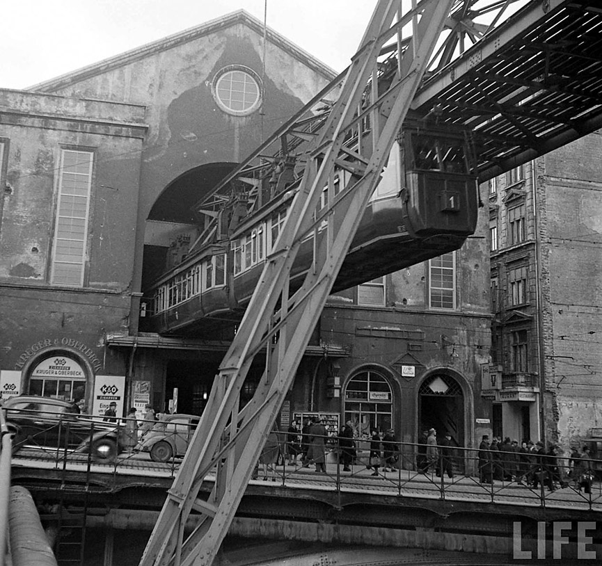 Tren saliendo de la estación. Walter Sanders, Life