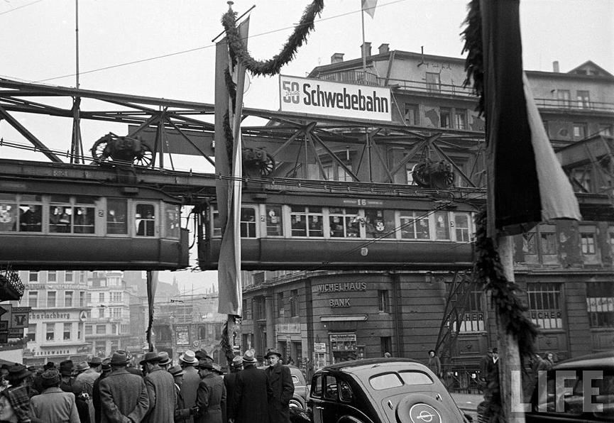 La ciudad celebraba el 50 aniversario del tren Wuppertal Schwebebahn, inaugurado en 1901. Walter Sanders, Life
