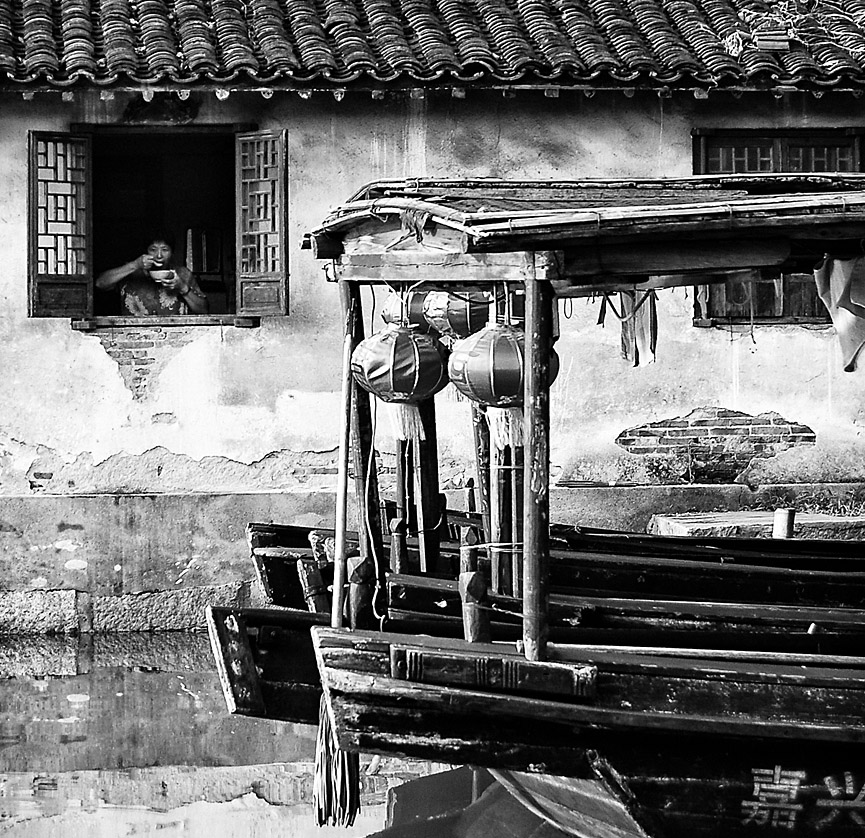 Tomando un plato de sopa mientras un barco de guía turística espera al frente. Daan L