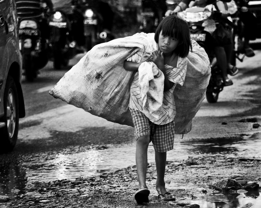 Buscando basura por las calles de Makassar, Indonesia. Mio Cade