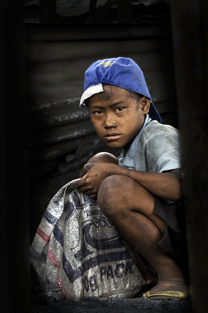 En una fábrica de carbón de Manila, Filipinas. Mio Cade