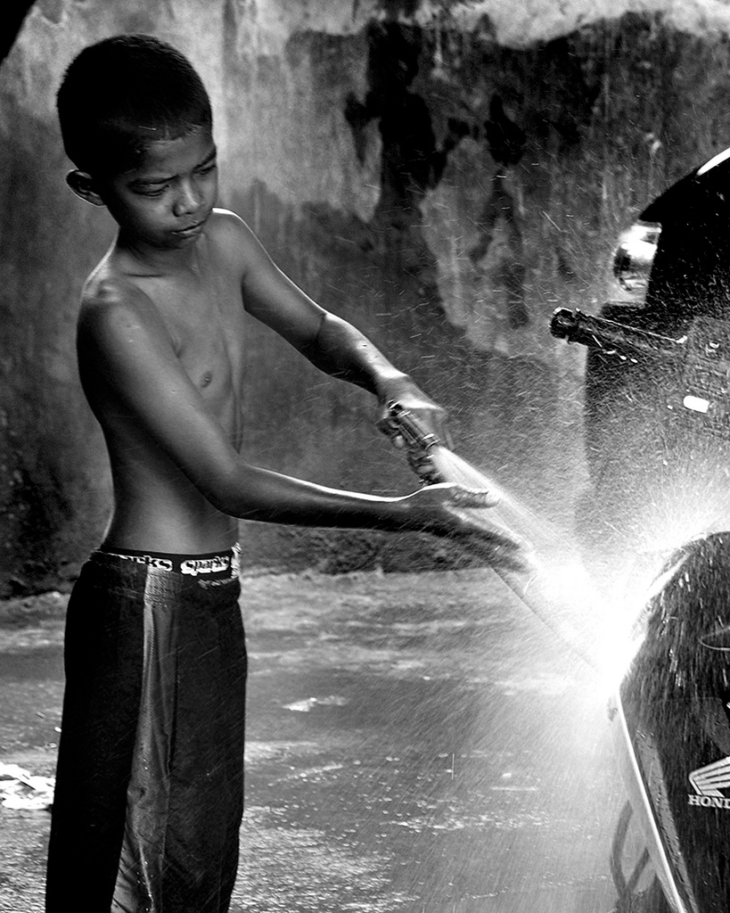 Lavando vehículos por 1 dólar al dia. Mio Cade