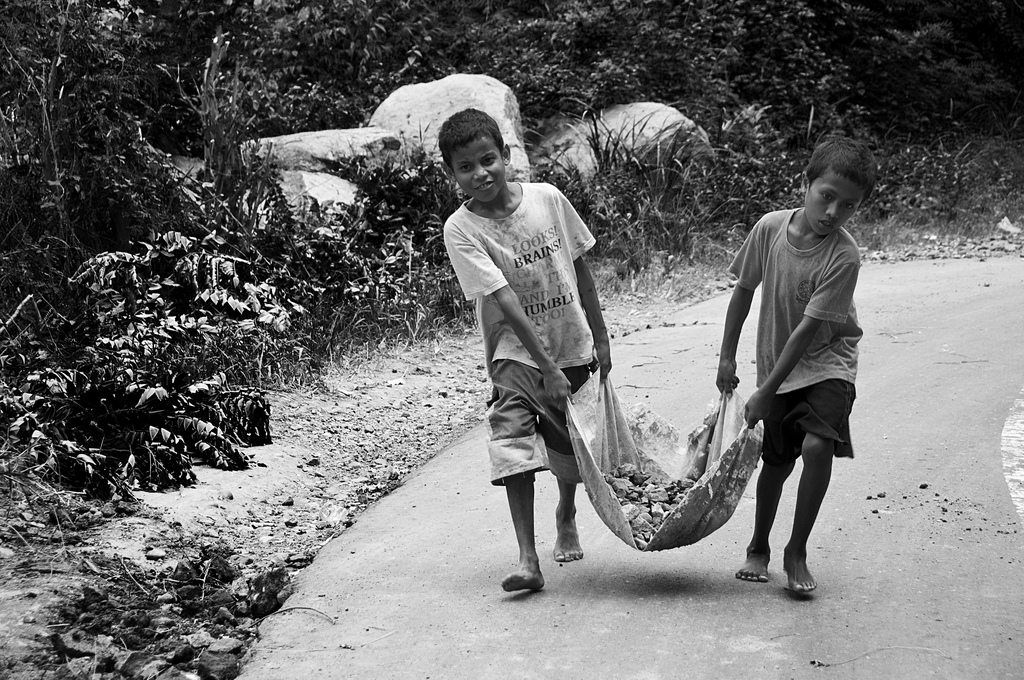 Retirando rocas caidas de un deslizamiento de tierras. Mio Cade
