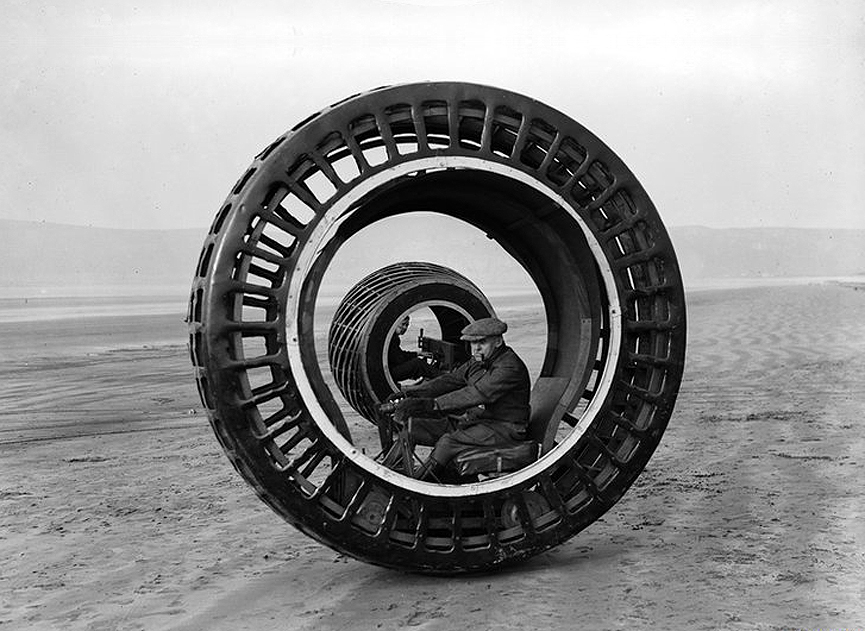 Testeando el Dynasphere en la playa de Weston Super Mare, Brean Sands. Febrero de 1932. Hulton Archive, Getty Images