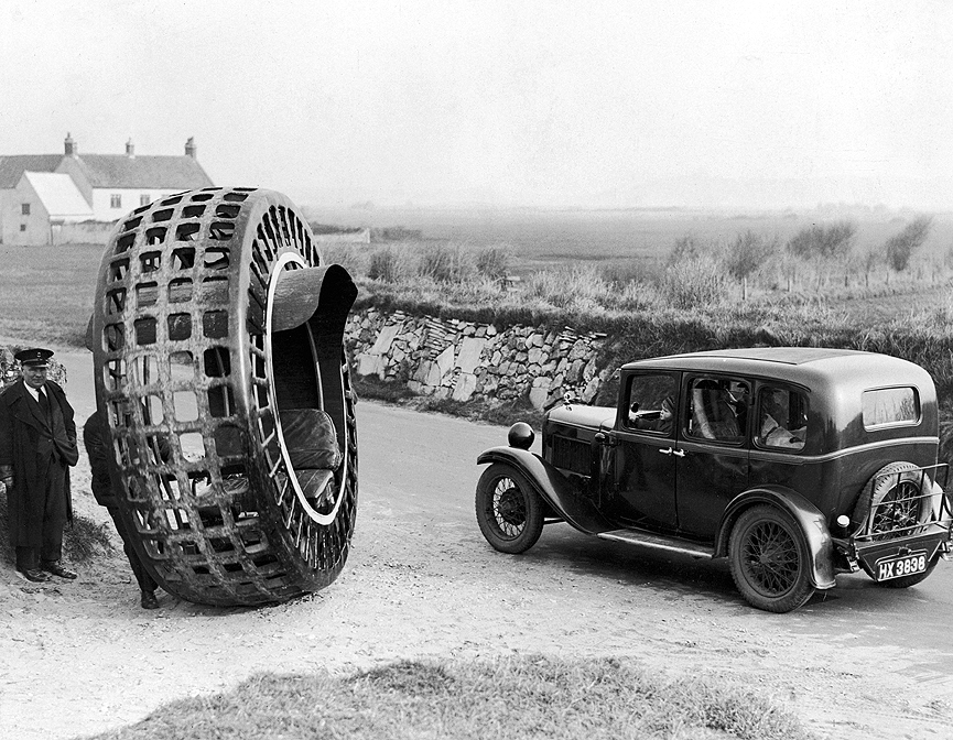 El Dynasphere y un automovil. Febrero de 1932. Hulton Archive, Getty Images