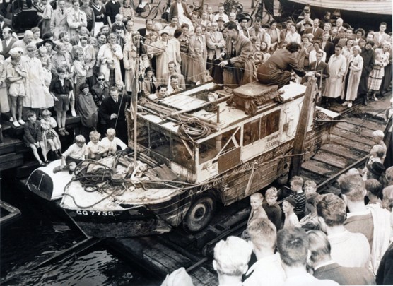 La primera vuelta al mundo en vehiculo anfibio, 1946