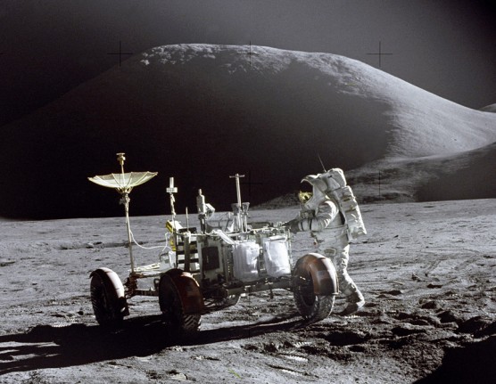 Como levantarse del suelo tras una caída en la Luna